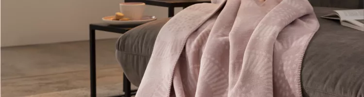 Villeroy & Boch launches new cozy blankets and throws in popular décor and current colors