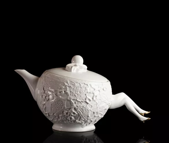 Undergrowth Design, Blaue Blume White with Gold Shoes, Tea Pot